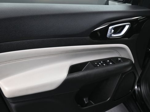 Used 2022 Jeep Compass Limited image 18