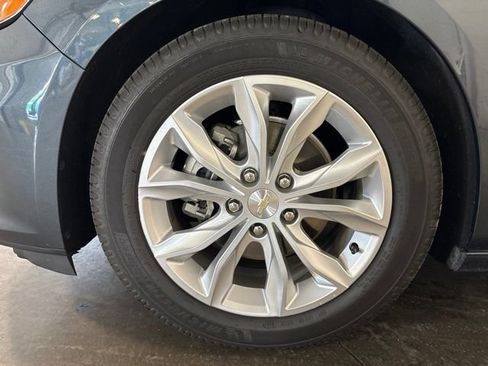 Used 2020 Chevrolet Malibu LT w/ Leather Package FWD image 7