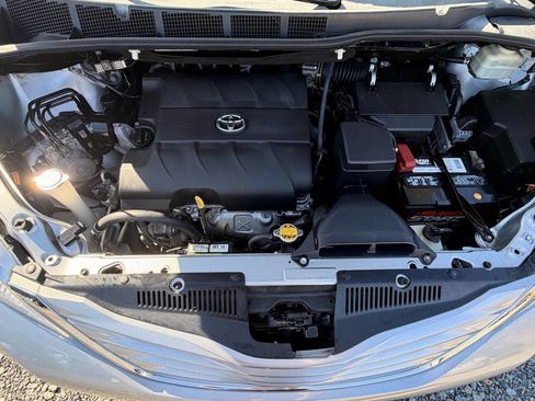 Used 2015 Toyota Sienna LE image 9