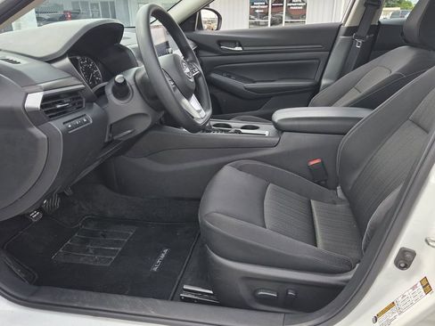 Used 2025 Nissan Altima 2.5 SV FWD image 11