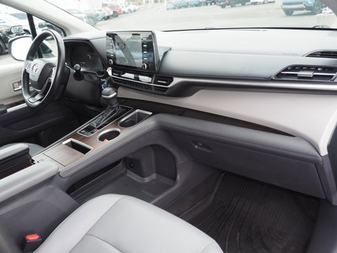 Used 2021 Toyota Sienna XLE image 20