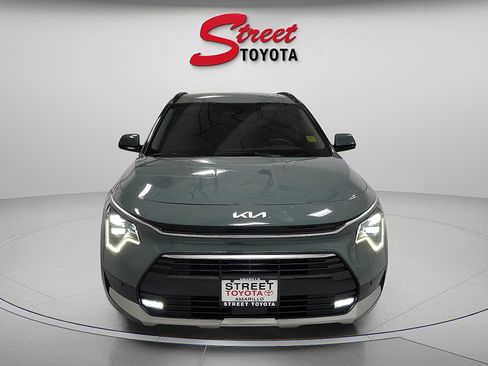 Used 2023 Kia Niro SX Touring image 6