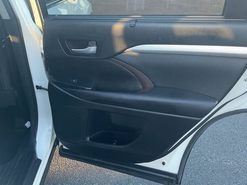Used 2015 Toyota Highlander XLE AWD/4WD image 30