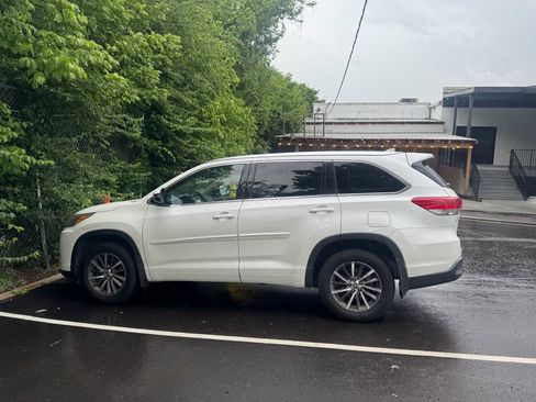 Used 2017 Toyota Highlander XLE FWD image 2