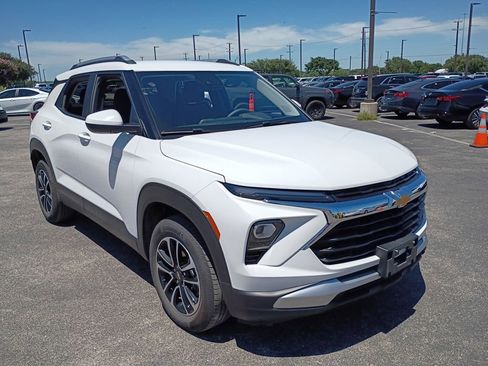 Used 2025 Chevrolet TrailBlazer LT AWD/4WD image 3