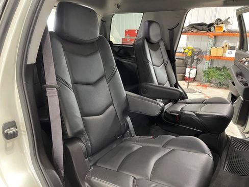 Used 2015 Cadillac Escalade Luxury AWD/4WD image 22