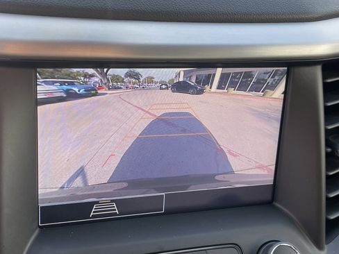 Used 2023 GMC Acadia SLE image 18