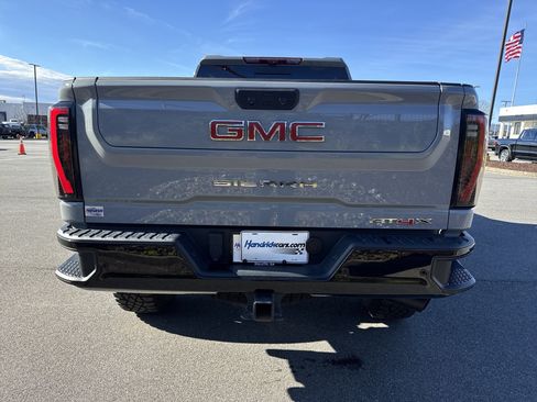 Used 2024 GMC Sierra 2500 AT4X image 9