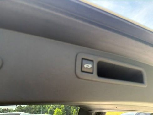 Used 2022 Toyota Highlander XLE AWD/4WD image 19