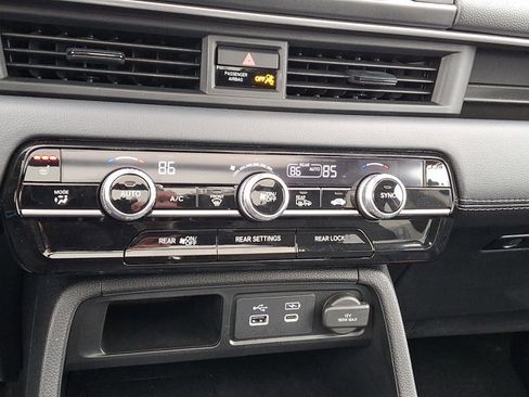 Certified 2025 Honda Pilot Touring image 17