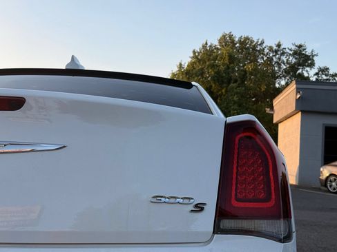 Used 2018 Chrysler 300 S RWD image 10