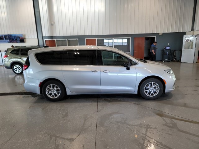 Used 2024 Chrysler Pacifica Touring-L FWD image 8
