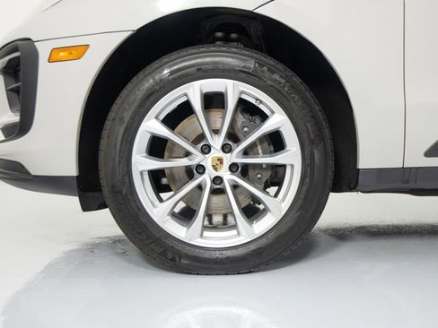 Certified 2025 Porsche Macan AWD/4WD image 14
