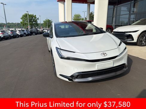 Used 2026 Toyota Prius Limited w/ Limited Premium Package FWD image 3