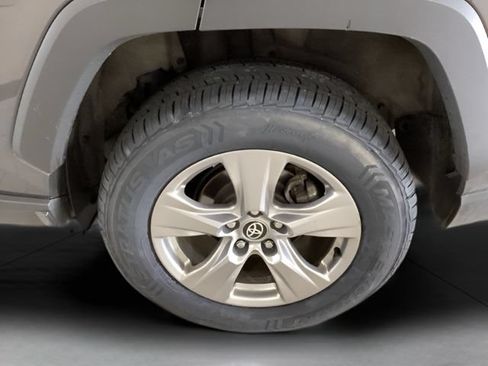 Used 2025 Toyota RAV4 XLE AWD/4WD image 20