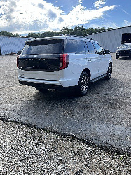 Used 2025 Ford Expedition Active AWD/4WD image 7