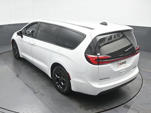 Used 2024 Chrysler Pacifica Limited FWD image 36