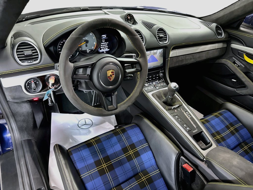 Used 2020 Porsche 718 Cayman GT4 RWD image 9