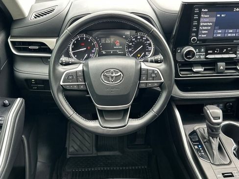 Used 2022 Toyota Highlander XLE image 11
