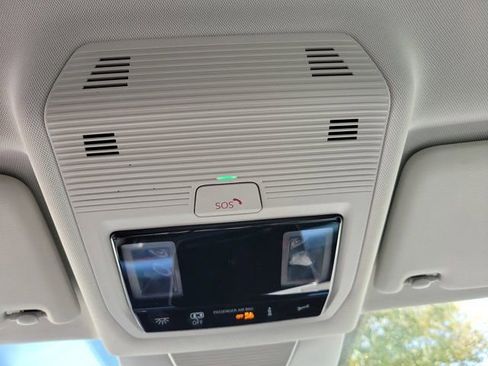 Certified 2025 Volkswagen Tiguan SE image 31