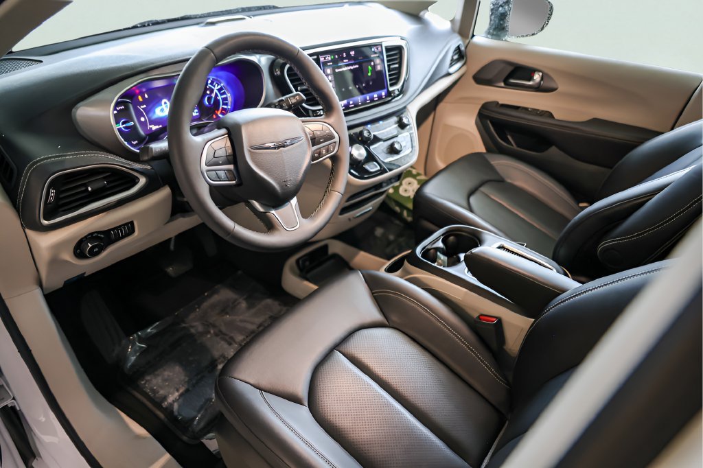 Used 2024 Chrysler Pacifica Limited FWD image 12