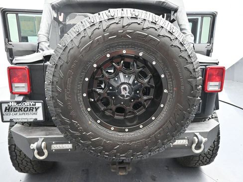 Used 2017 Jeep Wrangler Unlimited Sahara w/ Connectivity Group AWD/4WD image 31