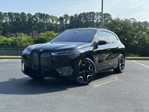 Used 2024 BMW iX xDrive50 w/ Sport Package AWD/4WD image 9