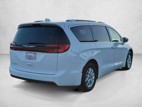 Used 2021 Chrysler Pacifica Touring-L w/ Uconnect Theater Family Group FWD image 5