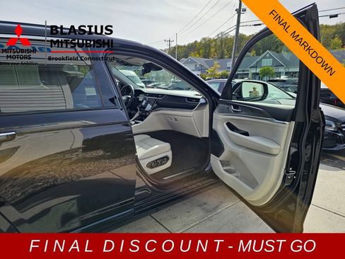 Used 2022 Jeep Grand Cherokee Overland w/ Luxury Tech Group IV image 12