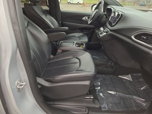 Used 2023 Chrysler Pacifica Touring-L w/ S Appearance Package image 22
