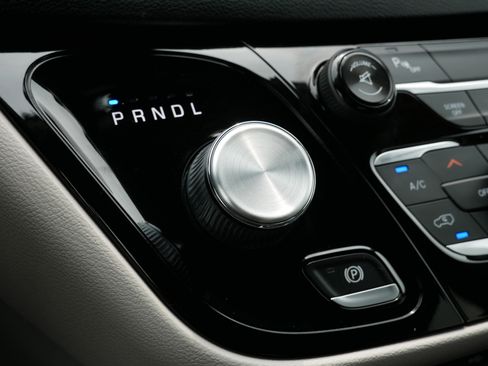 Used 2017 Chrysler Pacifica Touring-L FWD image 22