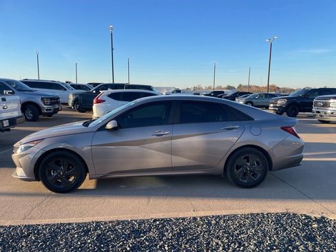 Used 2023 Hyundai Elantra SEL image 3