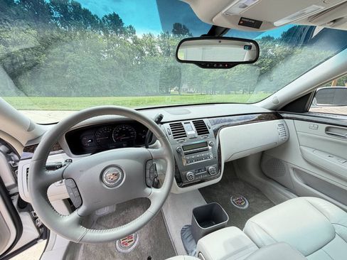 Used 2009 Cadillac DTS w/ Trunk Convenience Package FWD image 11