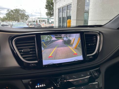 Used 2025 Chrysler Pacifica Limited image 17