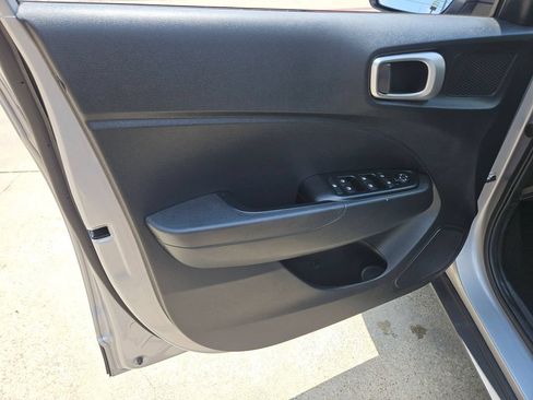 Used 2025 Hyundai Venue SEL FWD image 11
