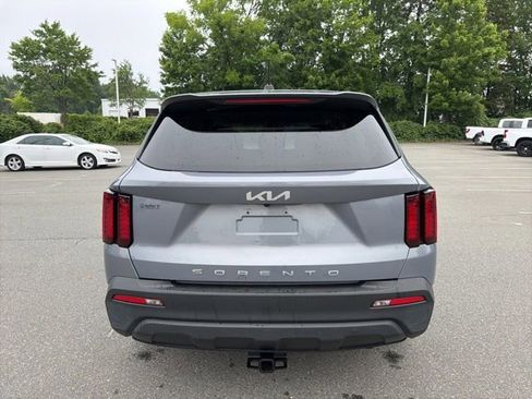 Used 2022 Kia Sorento LX FWD image 4