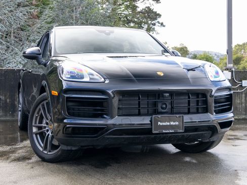 Certified 2023 Porsche Cayenne Platinum Edition w/ Performance Package image 9