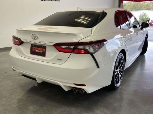 Used 2022 Toyota Camry SE w/ Convenience Package image 3