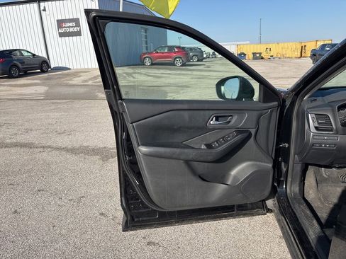 Used 2025 Nissan Rogue SV image 28