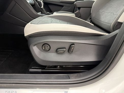 Used 2025 Volkswagen Taos SE w/ Panoramic Sunroof Package FWD image 13