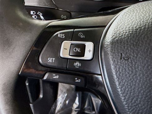 Used 2020 Volkswagen Tiguan SE image 14