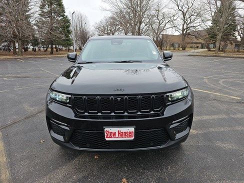 Used 2023 Jeep Grand Cherokee Limited w/ Luxury Tech Group II image 9