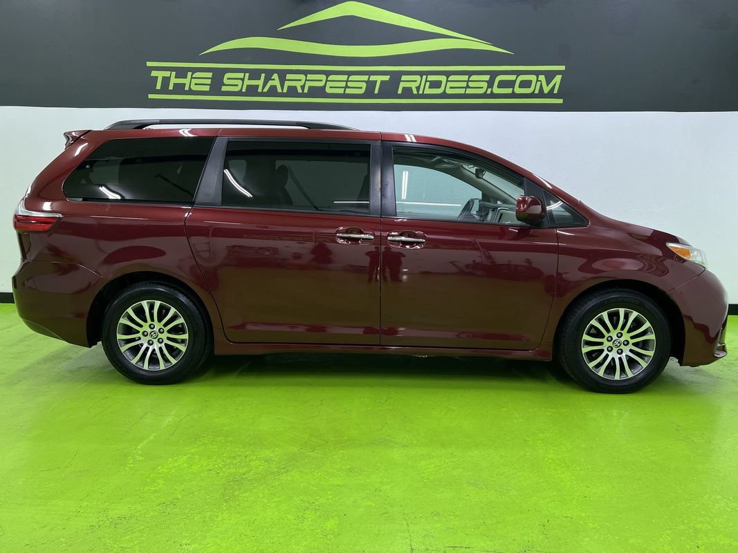 Used 2020 Toyota Sienna XLE w/ XLE Navigation Package FWD image 11
