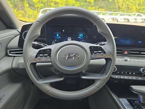 Used 2023 Hyundai Elantra SEL w/ Convenience Package FWD image 17
