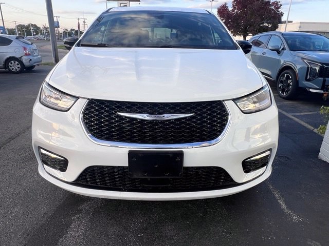 Used 2026 Chrysler Pacifica Select FWD image 3