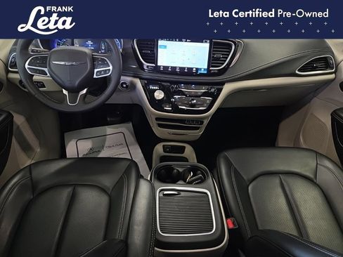 Used 2023 Chrysler Pacifica Touring-L FWD image 16