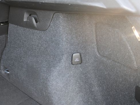 Used 2023 Volvo XC40 B5 Plus image 51