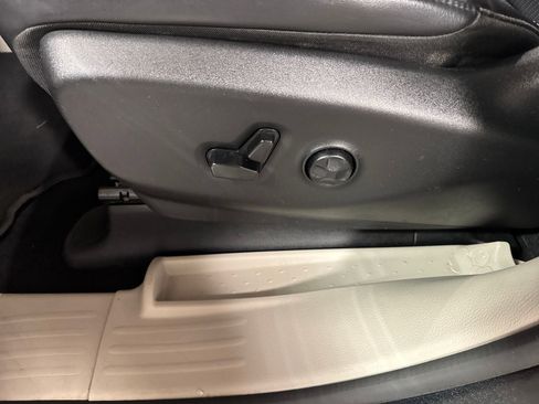 Used 2023 Chrysler Pacifica Touring-L FWD image 15