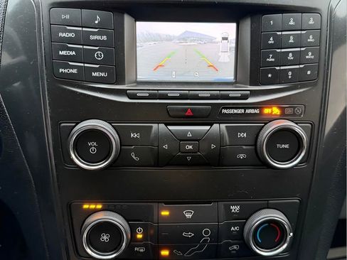 Certified 2018 Ford Explorer XLT FWD image 28