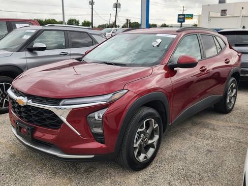 Used 2025 Chevrolet Trax LT w/ LT Convenience Package image 3